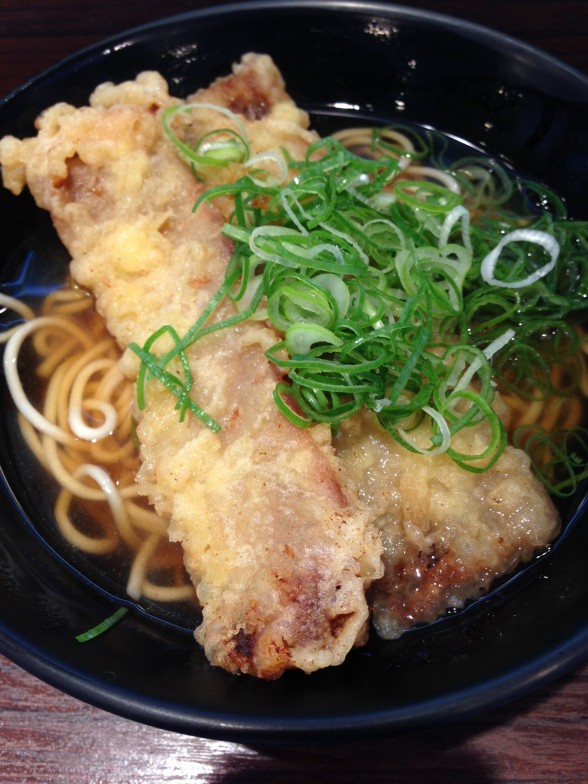【牛天えきそば400円　姫路名物】JR姫路駅構内にあるらーめんに近い麺