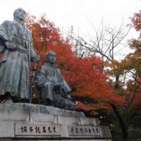 【八坂神社・円山公園の紅葉】坂本龍馬先生と中岡慎太郎先生の像